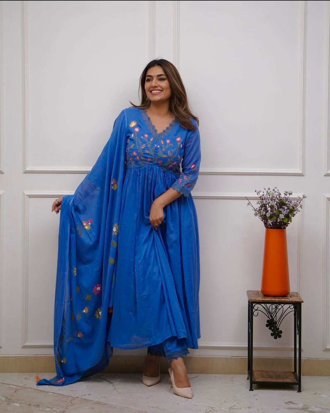 Graceful 3 Piece Kurti with Pant and Dupatta Set,