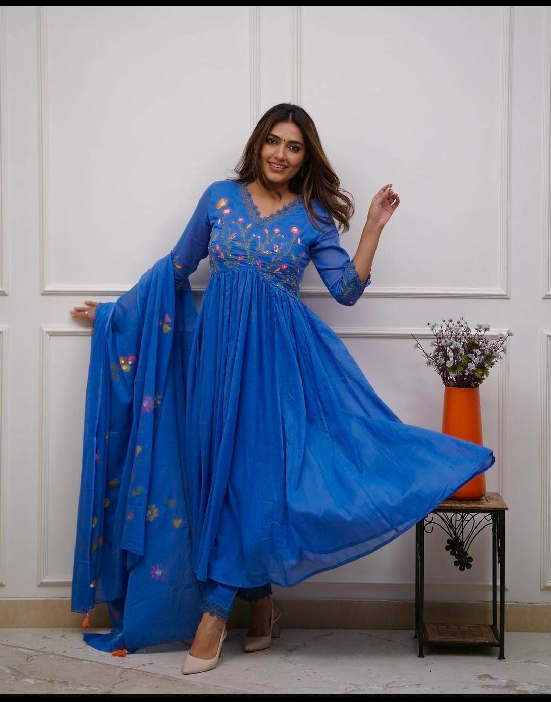 Graceful 3 Piece Kurti with Pant and Dupatta Set,