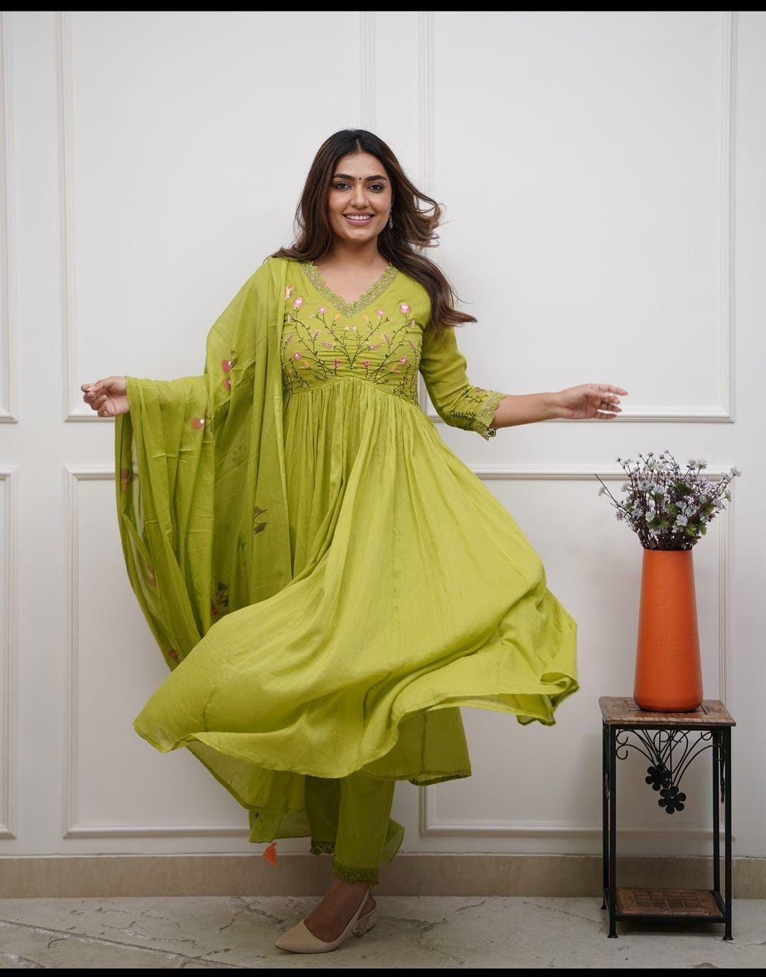 Graceful 3 Piece Kurti with Pant and Dupatta Set,