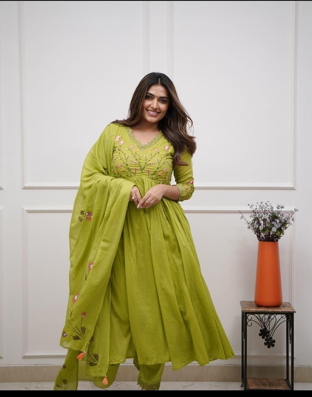 Graceful 3 Piece Kurti with Pant and Dupatta Set,