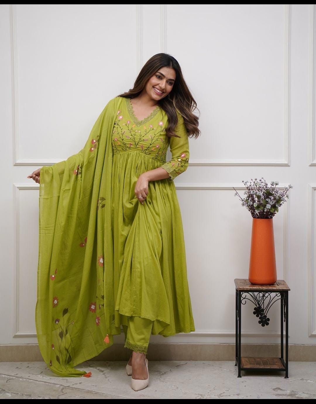 Graceful 3 Piece Kurti with Pant and Dupatta Set,